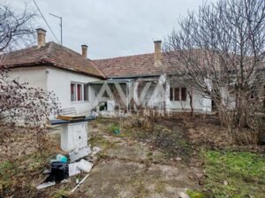 Bezdan, centar – kuća 249m², plac 682m², može kao dva stana