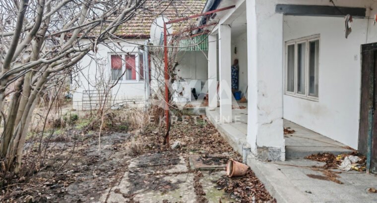 Bezdan, centar – kuća 249m², plac 682m², može kao dva stana