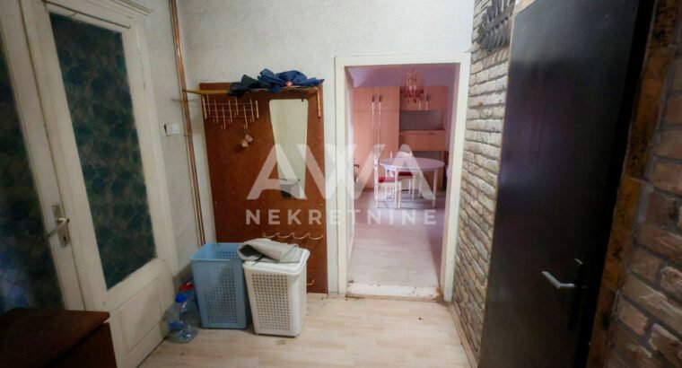 Bezdan, centar – kuća 249m², plac 682m², može kao dva stana